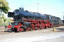BR 012 104-6. Eine �lgefeuerte Schnellzugdampflok. Hier super ins Licht ger�ckt im Heilbronner Eisenbahnmuseum. Der zweite Tender hinter der Lok h�ngt sonst an der 01 1066 als vergr�sserung der Brenn- und Wasservorr�te.