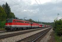 1142 554 an der Spitze des REX 1640 von Wien Westbhf. nach Amstetten. Die Aufnahme entstand am 30.09.2009 kurz vor Tullnerbach-Pressbaum. 