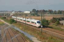 ICE3, Paris Est-Frankfurt(M) Hbf, f�hrt zwischen B�hl-Iggelheim und Limburgerhof Richtung Mannheim Hbf. 26.09.2009