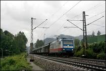 185 513  Rostock Port  von TXL zieht einen langen Schiebewandwagenganzzug aus Italien nach Deutschland. Aufgenommen beim ehemaligen Zementwerk in Kiefersfelden.
