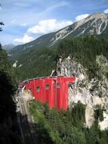 Lok 604  Calanda  hat zwar schon �ber 62 Jahre auf dem Buckel (Dienstellung 23.08.1947), doch noch immer zieht sie zuverl�ssig Z�ge im Netz der RhB. Am 17. August 2009 fotografierte ich sie auf dem Landwasserviadukt.
