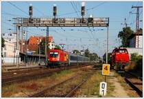 Die von den �BB an die GySEV vermietet 1116 061 bespannte am 26.9.2009 den EC 965  Cs�rd�s  von Wien Westbahnhof nach Budapest-Keleti pu. Die Aufnahme entstand bei der Durchfahrt in Wien Penzing. Daneben wartet LTE 2150.902  Brigitte  auf ihren n�chsten Einsatz. 