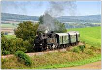 30.33 mit ihrem SR 16254 von Korneuburg nach Ernstbrunn, am 27.9.2009 in Wetzleinsdorf aufgenommen. Dieses Bild wurde mit einem Tonal Contrast Filter gefiltert.