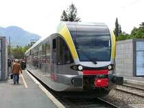 Vinschgerbahn,Zug in Richtung Mals,im Hintergrund  die Massen  beim einsteigen.(3 Tage konnte man gratis fahren)Meran 06.05.05