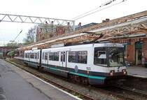 Tram 1023 nach Bury am 20.04.2005 in der Endhaltestelle Altrincham, hier besteht Umsteigem�glichkeit zur Bahn.