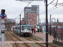 Tram h�lt am 20.04.2005 in der Haltestelle GMex am Rande der City. Die Metrolink f�hrt in der City als Stra�enbahn, au�erhalb auf eigenen Gleisk�rper, teilsweise auf alten Bahnstrecken, der Bahnhof Piccadilly wird unterirdisch angefahren.