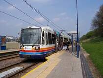 Tram 112 nach Halfway am 22.04.2005 in der Haltestelle Sheffield Bahnhof.