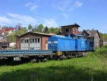 8.5.2005 204010 im Bahnhof Schleusingen. Im Hintergrund stillgelegter Lokschuppen.