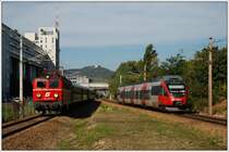 Alt vs. Neu: Eigentlich habe ich ja gehofft, dass 1141 024 auf dem Geleis bei der Station Handelskai durchf�hrt, wo 4024 auf dem Foto durchf�hrt. Naja, es war nicht so, daher habe ich mir eine kleine Fotomontage erlaubt. Zwischen den beiden Bildern liegen ca. 2 Minuten, aber so liefert die altwertige 1141 024 mit ihrem Sdz R 16603 einen sch�nen Kontrast zum neumodernen 4024 102, der gerade als S 45 von H�tteldorf kommend, sein Ziel Wien Handelskai in wenigen Sekunden erreichen wird.
