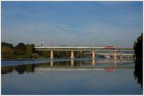 Eine der wenigen 1014er Planleistungen ist EC 104  Sobieski  welchen die Lok bis Breclav bespannt. Ostbahnbr�cke �ber die Neue Donau in der Wiener Lobau am 4.10.2009.