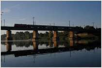 Noch ein Versuch, ein Foto von der  falschen  Seite aus zu machen. 2050.09 mit ihrem R 16002 von Wien nach Erstbrunn, am 4.10.2009 bei der Querung der Neuen Donau in der Wiener Lobau. Hier h�tte glaube ich die Sonnenseite besser ausgesehen.