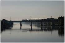 Leider den Regler etwas zu fr�h geschlossen. 52.4984 mit ihrem Sdz R 16596 von Wien nach Zisterstdorf , am 4.10.2009 bei der Querung der Neuen Donau in der Wiener Lobau.