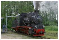 Lok 20 der Mansfelder Bergwerksbahn, hier als 99 1401 in Mesendorf bei ihrem Gasteinsatz am 20. Mai 2004 beim Pollo aufgenommen. Die Lok war am Zug�ngl�ck auf der L��nitzgrundbahn im September 2009 mit beteiligt. Wollen wir hoffen, da� sie in den Betriebsdienst zur�ckkehren kann.