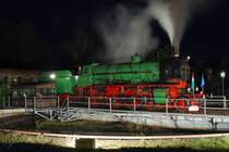Die 1917 in Floridsdorf unter der Fabriksnummer 2435 gebaute, und heute im Lokopark Budapest beheimatete ehemalige S�dbahnlok 109.109 auf der Drehscheibe in Strasshof am 3.10.2009. Bei der DSA/M�V trug sie die Nummer 302-610, respektive 302,610. Interessant ist auch, dass diese Maschine bereits auf einem Denkmalsockel ihr Dasein fristete, ehe sie 1986 wieder betriebsf�hig aufgearbeitet wurde. Bei dieser Angelegenheit hat sie die Originalnummer 109.109 und die gr�n-rote Originalfarbe zur�ckbekommen. Neben 109.109 ist noch ihre Schwester 109.13, welche in Strasshof beheimatet ist, betriebsf�hig erhalten geblieben. Nummer drei im Bunde ist 03 002 (ex S�dbahn 109.38) welche heute im Slowenischen Eisenbahnmuseum Ljubljana als Schaust�ck ausgestellt ist.