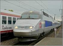 Rendez-vous im Bahnhof von Bettembourg am 04.10.09 zum gro�en Fest 150 Jahre Eisenbahn in Luxembourg. Der Planverkehr fuhr zu diesem Anlass im Schritttempo durch den Bahnhof, sonst braust der TGV hier durch. (Hans)