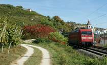 Von der Sonne verw�hnt, nicht nur der Badische Wein, sondern auch wir drei Bahnbilderfotografen und (leider) gesamte Pflanzenwelt bei Istein, so dass wir nur wenige, nicht besonders g�nstig gelegene Fotostellen vorfanden. 
Nichtdestotrotz, es war ein sehr sch�ner Tag.

Hier die 101 003-3 mit dem EC 6 Chur - Dortmund - (Hamburg).