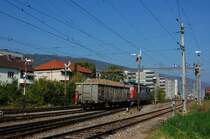 Ae 610 482 rangiert am 30.09.2009 zwischen den letzten Semaphoren einen R�benwagen in Biel RB