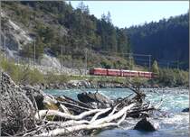 Trotz der allgegenw�rtigen Trockenheit f�hrt der Vorderrhein immer noch ziemlich viel Wasser, l�sst aber doch einiges Schwemmholz an seinen Ufern liegen. RE1224 mit Ge 4/4 II 613  Domat/Ems  kommt soeben bei Trin um die Kurve. (04.10.2009)