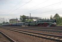 Am Abend des 03.10.2009 ist der, von 18 201 gezogene, Sonderzug auf der R�ckfahrt nach Berlin und zwar nicht nach Pankow sondern nach Sch�neweide!
Hier durchf�hrt er die alte Signalbr�cke in Leipzig-Mockau.