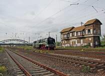 Auf dem Weg ins Bw Leipzig-S�d zum Erg�nzen der Wasservorr�te, passiert die 18 201 hier das ehemalige Befehlsstellwerk B21. Hier befand sich die l�ngste Hebelbank aller Stellwerke in Leipzig.