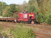 OHE 120071 (DG 1000/1200 BB M) kommt mit neuen Schwellen im Bahnhof Munster an.