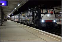 DB AutoZug ES 64 F4-032 kommt mit historischen Wagen des Classic Courier als DZ 88071 aus Basel zu mittern�chtlicher Stunde im Zielbahnhof an (angemietet von MRCE, NVR-Nummer: 91 80 6189 932-7 D-DISPO, Class 189-VD, gesichtet Berlin Lichtenberg 06.10.2009)