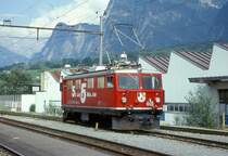 RhB G�terzug 5252 von Ilanz nach Landquart vom 27.08.1997 Ausfahrt Untervaz mit E-Lok Ge 4/4I 601. Hinweis: Hier wurden die Valser-Wagen bereits abgeh�ngt und Lok f�hrt planm��ig nach Landquart ohne Last weiter. Lok hat noch Scherenpantograf und Eigenwerbung. 