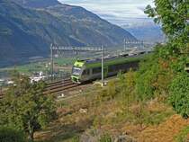 Bis auf sehr wenige G�terz�ge und zwei IC's am sp�teren Abend wird die L�tschbergbergstrecke nur noch vom RE L�tschberger befahren. Hier ist ein solcher Zug, gef�hrt vom RABe 526 113 soeben in den Bahnhof Eggerberg eingefahren. (5.Oktober 2009)