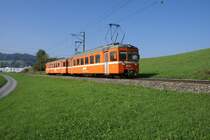 Hier der eigentliche Grund f�r meine Reise zur WSB: Bald einmal ist die Zeit der alten Be 4/4 vorbei, sie werden demn�chst ausgemustert. Darum war ich froh, als sich wenigstens einer der alten Z�ge blicken liess: Be 4/4 13 f�hrt am 30.9.09 mit dem BDt 84 von Gontenschwil Richtung Zetzwil