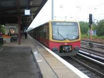 BR 481 als S41 �ber Landsberger Allee,Storkower Stra�e und Frankfurter Allee im S-Bahnhof Berlin Greifswalder Stra�e.