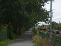 Eine U5 in Richtung H�now zwischen Tierpark und Biesdorf S�d. Der Richard-Kolkwitz-Weg links im Bild ist eine angenehme autofreie st�dtische Verbindung zwischen beiden Stationen, seit wenigen Jahren asphaltiert. 6.10.2009