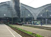 Es raucht m�chtig vor dem Leipziger Hauptbahnhof am Nachmittag des 03.10.2009 als sich die 18 201 zur Abfahrt mit ihrem Sonderzug anl�sslich der Modell, Hobby, Spiel - Messe bereit macht.