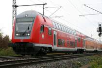 Doppelstock Steuerwagen unterwegs nach Stuttgart, geschoben von der 146 225-8. Aufgenommen am 6.10.2009 nahe dem G�ppinger Bahnhof