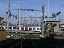 Be 4/4 im neuen Aargauer Welle Look verl�sst soeben die SBB Kreuzung, um wenige Meter weiter in Suhr Ausweiche einen Halt einzulegen. Neu verl�uft die Linie rechts hinter dem alten Stellwerk an einen gemeinsamen Bahnsteig mit der SBB und unterquert die SBB Linie nach Lenzburg anschliessend Richtung Aarau. Dort wird dann neu das ehemalige SBB Trassee ben�tzt. (03.10.2009)