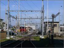 Bahnhof Suhr Kreuzung AAR ex WSB und SBB. Im Gegensatz zu den USA, wo solche diamond crossings gang und g�be sind, sind sie in der Schweiz doch eine Seltenheit. Bei der WSB gibts gleich zwei davon, eine hier in Suhr und eine weitere in Oberentfelden. Durch eine Linienverlegung und den Umbau des Bahnhofs Suhr verschwindet dieser �bergang allerdings in K�rze. Interressant ist auch die Kreuzung der Fahrleitungen mit 15kv Wechselstrom und 1200V Gleichstrom. (03.10.2009)