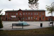 Das Haldensleber Bahnhofsgeba�de von vorn,mit dem sch�nen Vorplatz.Wer hier wohnen m�chte,kein Problem,es sind noch Wohnungen frei:-)