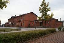 Das Haldensleber Bahnhofsgeb�ude aus der Seitenperspektive,leider bekommt man es nicht ganz drauf,mit einer Frontansicht,ist einfach zu lang.