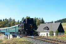 Mit bereits geschlossenem Regler rollt 354 195 am 26.09.2009 in den Bahnhof von Horny Blatna (Bergstadt Platten). Der gelbe  Fleck , welcher sich auf der Tenderr�ckwand spiegelt, ist das Bahnhofsgeb�ude.