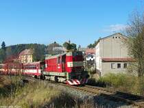 Der Planzug aus Johanngeorgenstadt verl�sst am 26.09.2009 den Bahnhof von Horny Blatna (ehem. Bergstadt Platten) in Richtung Karlsbad. Zuglok des  Brotb�chsenzuges  ist die bereits aus Johanngeorgenstadt bekannte 742 343.