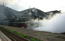 Die fotoscheue 18 201 h�llt sich bei ihrer Ausfahrt aus dem Leipziger Hbf am 03.10.2009 in einen Mantel aus Dampf und Rauch.
