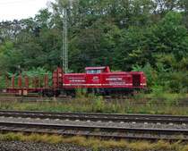 Lok  Marion  die 213 334 der Rennsteigbahn mit ein paar Holztransportwagen durch Eichenberg in Fahrtrichtung Kassel. Aufgenommen am 06.10.2009.