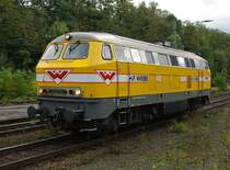 Einen sch�nen Farbklecks im tristen Herbs-Grau bietet die 216 032-3 der Wiebe. Hier Lz durch Eichenberg in Fahrtrichtung Norden. Aufgenommen am 06.10.2009.