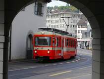 Obwohl alle Stadlerz�ge wieder in Betrieb sind fahren sie
immer noch. BDe 4/8 22 beim Waaghaus am 05.10.09.