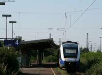 VT 513 der NWB als NWB81364 (Bremen Hbf-Osnabr�ck Hbf) im etwas zugewachsenen Bahnhof Bremen Neustadt 20.8.09