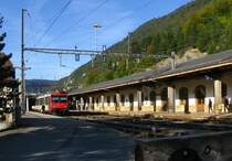Die umfangreichen Gleisanlagen und die m�chtigen Perronaufbauten lassen erahnen, dass Vallorbe einst eine wichtige Rolle im Internationalen Eisenbahnverkehr zwischen der Schweiz und Frankreich einnahm. Noch heute ist Vallorbe der Grenzbahnhof und wird vom G�terverkehr recht rege genutzt. Im Personenverkehr dient der Bahnhof allerdings nur noch einigen wenigen TGV sowie den jeweils st�ndlich verkehrenden Regionalz�gen nach Le Brassus im Vall�e de Joux und der S2 nach Lausanne-Pal�zieux, hier im Bild. (30.September 2009)