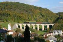 52 8055 am 01.10.2009 auf dem R�mlinger Viadukt. Leider wurde der Baum im Vordergrund nicht mehr angeleuchtet.