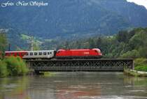 P�nktlich um 10 nach 12 passiert 1116 161-9 mit REX 1526 Salzburg Hbf. - Saalfelden die Salzachbr�cke an der nord/�stlichen Bahnhofseinfahrt von Schwarzach-St.Veit (�sterreichurlaub 14.08.09)