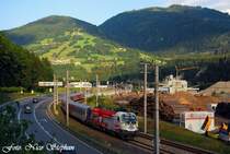 Gut beh�tet f�hlten sich die Fahrg�ste des REX 1552  Museum Tauernbahn  Salzburg Hbf. - Saalfelden,als sie mit der Bundesheerlok 1116 246-8 durch die Kurve an der Ortseinfahrt von Schwarzach-St.Veit rollten
(�sterreichurlaub 14.08.09)