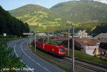 1116 247-6 und 1216 143-8 mit einem Getreidezug nach Villach S�d Gbf. in der Kurve am Ortseingang von Schwarzach-St.Veit (�sterreichurlaub 14.08.09)