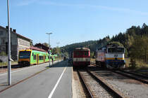Hochbetrieb am 26.09.2009 im Grenzbahnhof Bayer./B�hm. Eisenstein. VT15+VT28+VT24 der Waldbahn als RB32423; 831 117 am Zugschlu� des Os7547 und 754 006 beim Umsetzen, nachdem sie zuvor einen Lrz gebracht hat. 